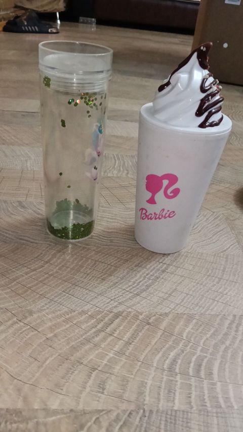 Barbie temalı milkşeyk/qatıq içki stəkanı və şəffaf glitterli butulka — Bakı