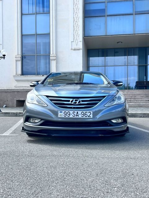 Hyundai Sonata sedan – boz rəngli, dinamik və komfortlu şəhər/tras — Ağdaş