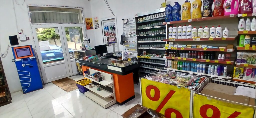 Universam tipli ərzaq və məişət malları mağazası Məhsul çeşidi — Vitrini, Bakı (4)