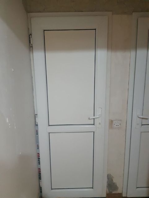 Plastik qapi 2eded 200/78sm 60azn biri Yeni gunesli 0091 leli — Digah