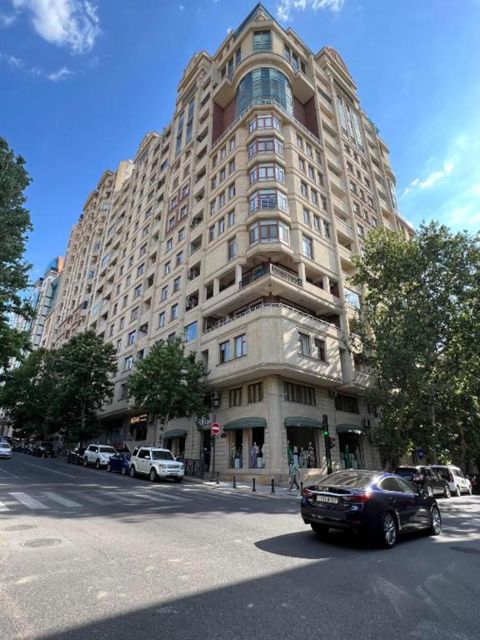 Satılır 4 otaqlı yeni tikili 300 m² — Bakı