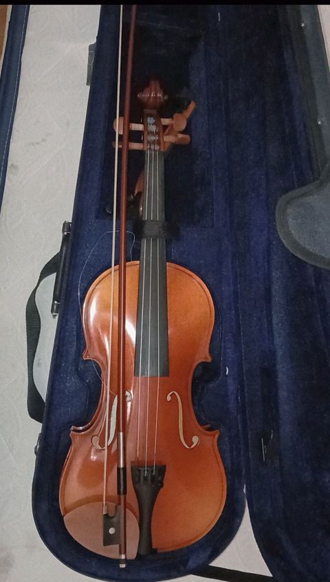 Məhsul: Skripka seti Təsvir: - Klassik 4/4 ölçülü skripka (tam ölçü) — Bakı
