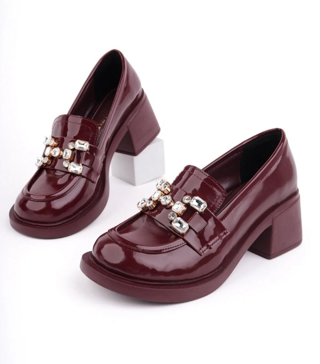 Qadın loaferləri – parlaq laklı üst və daşlı aksesuar - Model — Mokasin, Xırdalan