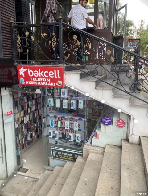 Telefon vitrini icareye verlir Insaatclar meterosu divanin srasi — Bakı