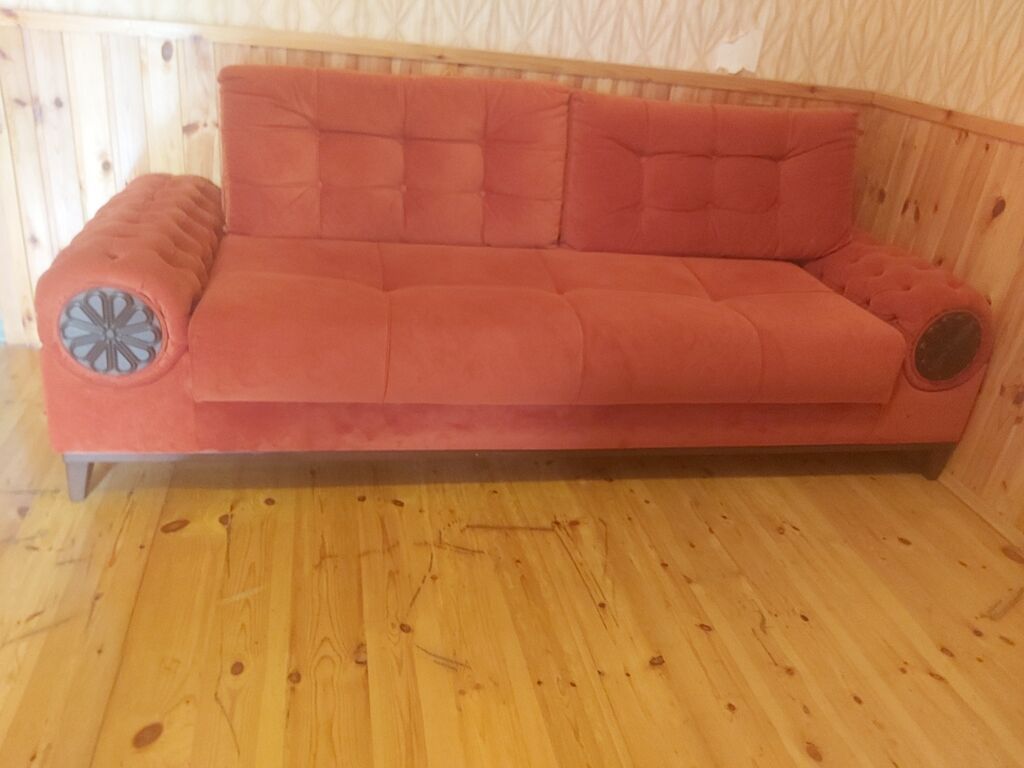 Qırmızı rengde olan, 1 divan, 2 kreslo, yaxşı veziyyetde, real alana — Yumşaq mobilya dəstləri, Masazır