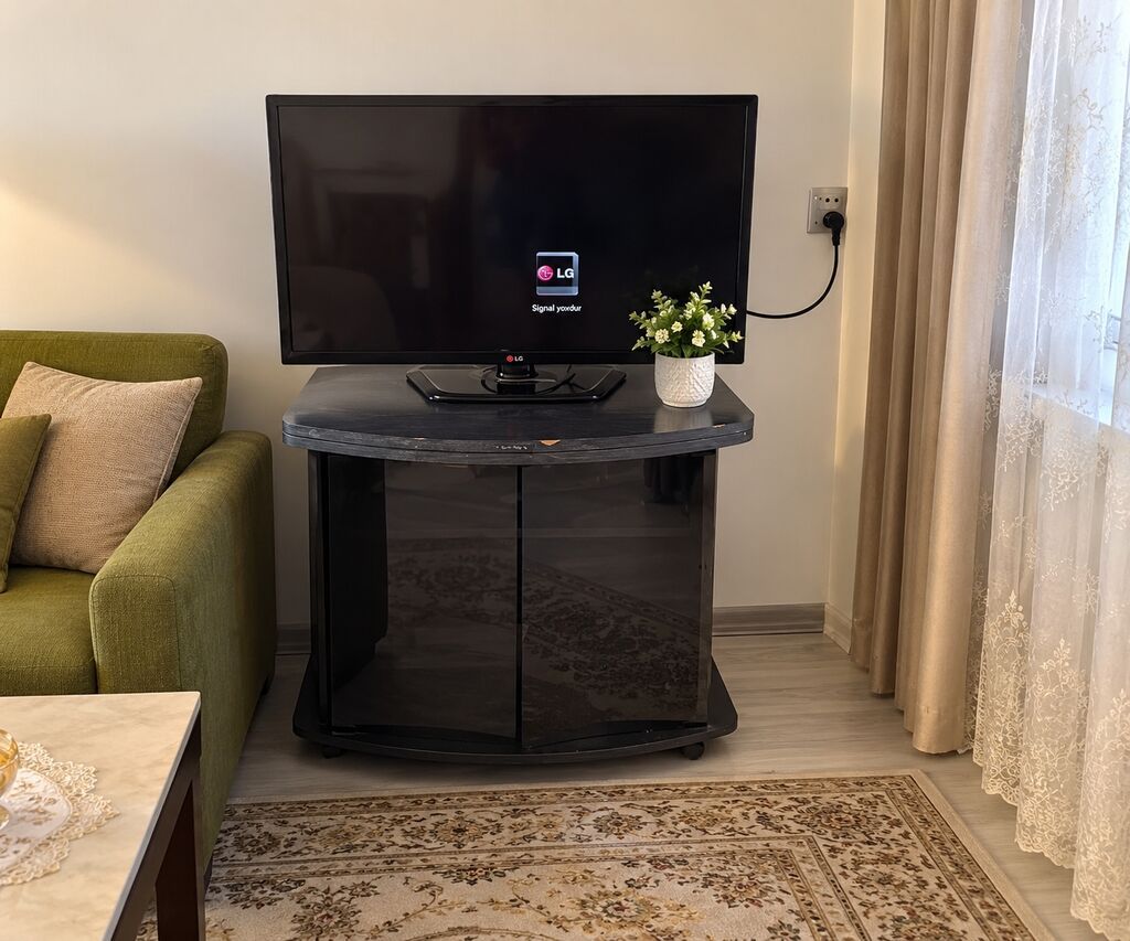 Tv LG 82 ekran sade pultu var. Evden satiş.110 azn Tv alti — Televizorlar, Masazır