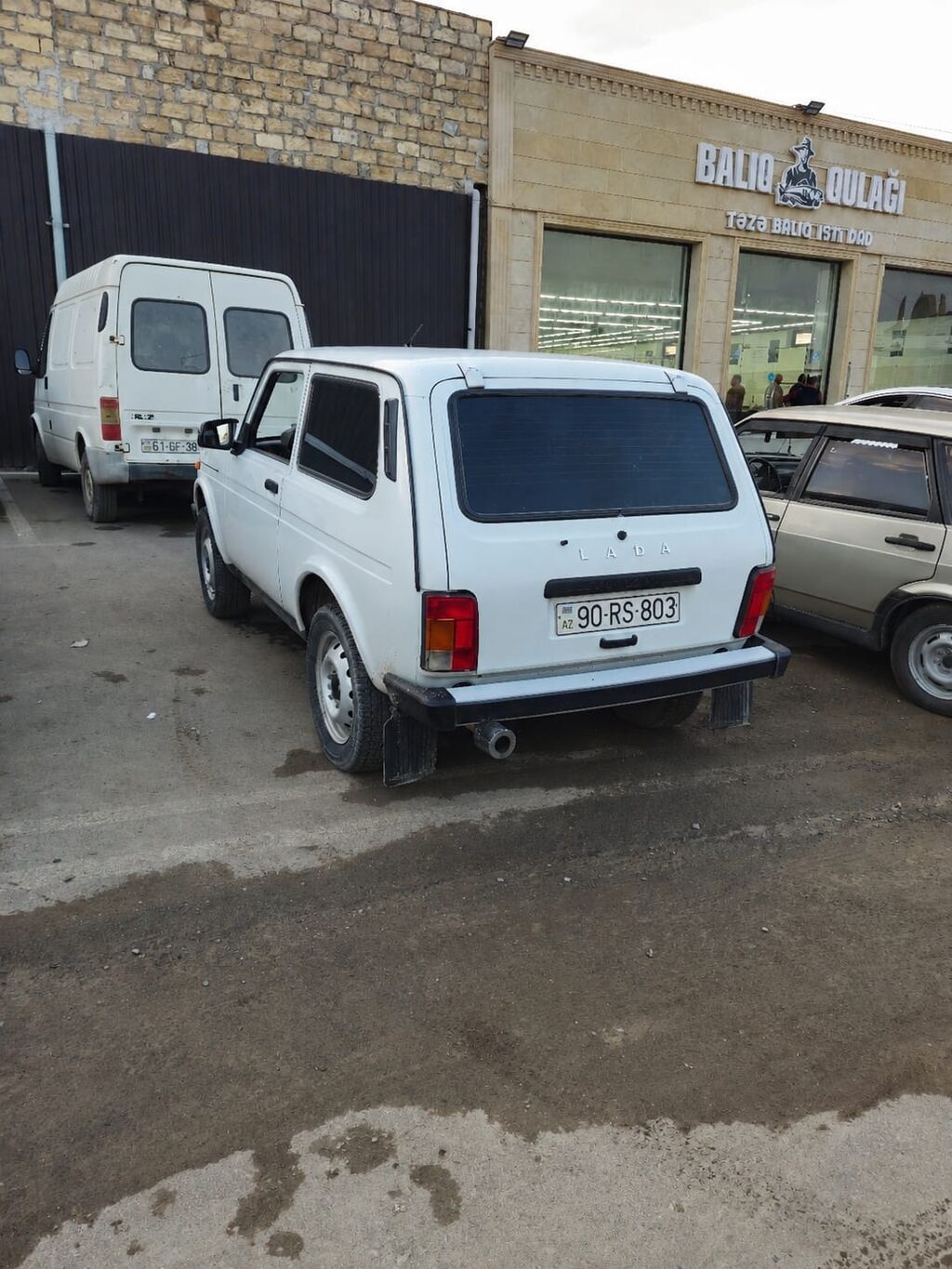 Lada Niva 3 qapı, ağ rəngli ofroud Xırda kosmetik işləri var 20-OR-530 — Avtomobillər, Gəncə (3)