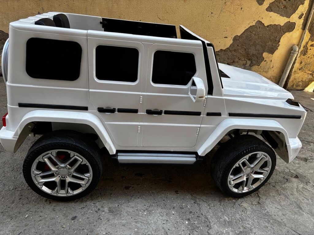 Uşaqlar üçün elektrikli avtomobil – ağ rəngdə G‑klass üslublu SUV — Uşaq avtomobilləri, Bakı (4)