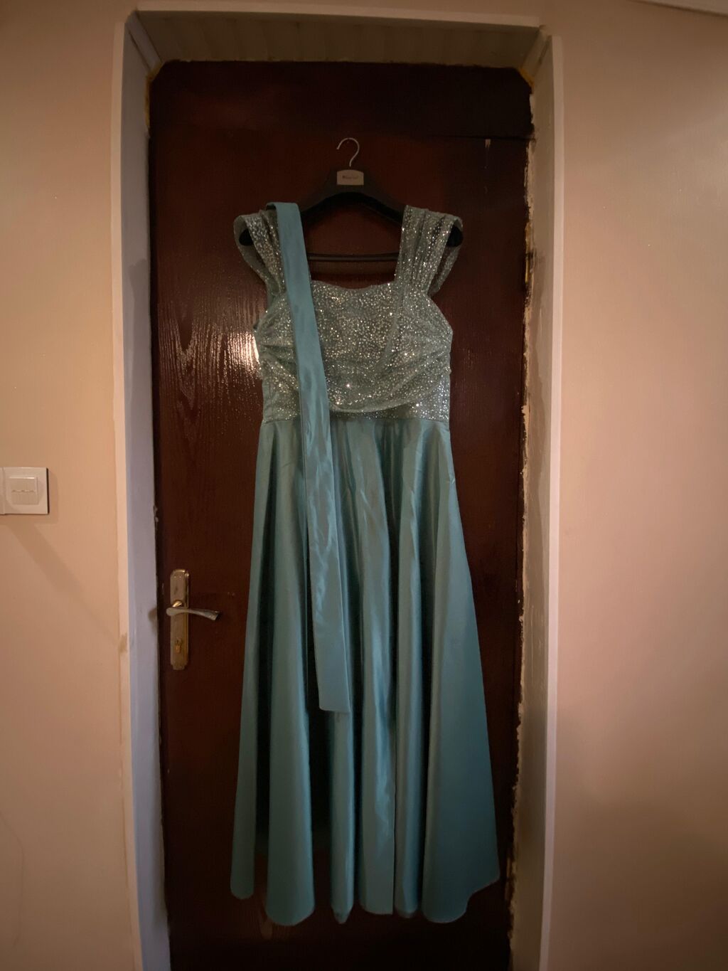 Karsetli modeldi,130 man alinib 1 defe geynilib,15 man satilir.42 — Axşam paltarları, Bakı (2)