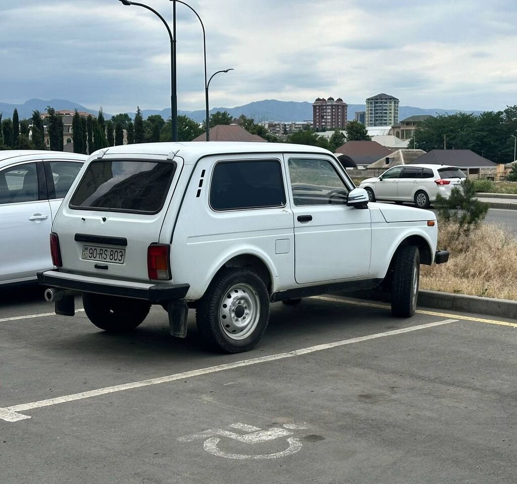 Lada Niva 3 qapı, ağ rəngli ofroud Xırda kosmetik işləri var 20-OR-530 — Avtomobillər, Gəncə (8)