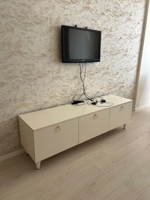 Ağ rəngli TV altlığı / media konsolu - Minimalist dizayn, parlaq səth — Digah