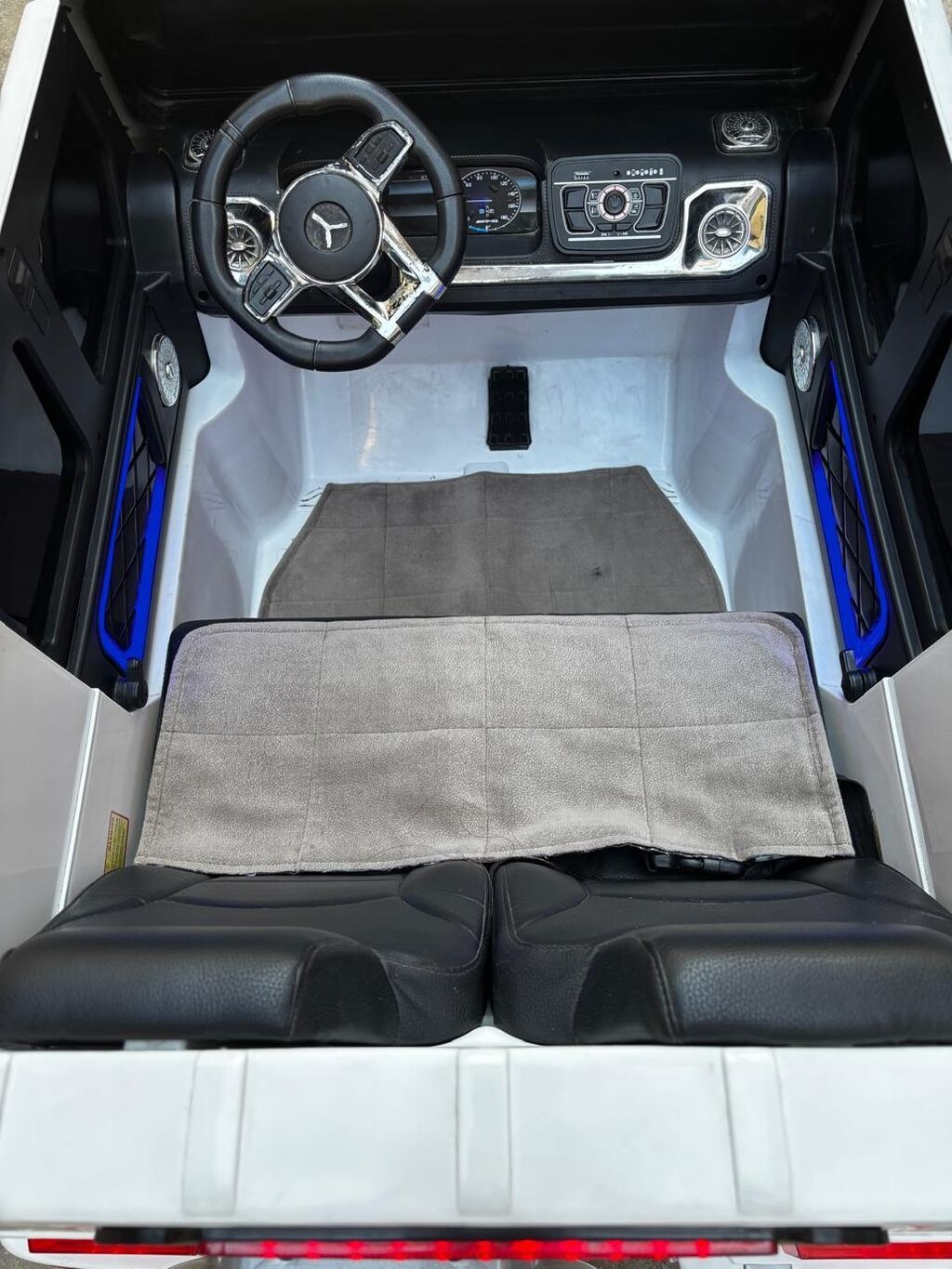 Uşaqlar üçün elektrikli avtomobil – ağ rəngdə G‑klass üslublu SUV — Uşaq avtomobilləri, Bakı (3)