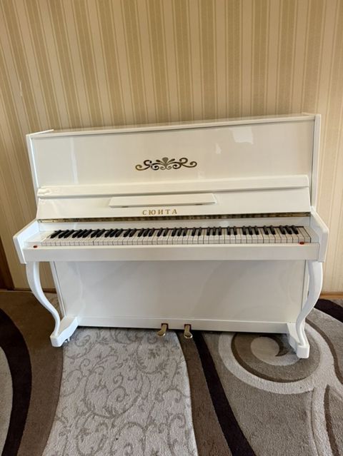 Ağ rəngli upright pianino – “Сюита” (Syuıta). - Korpus: parlaq — Digah
