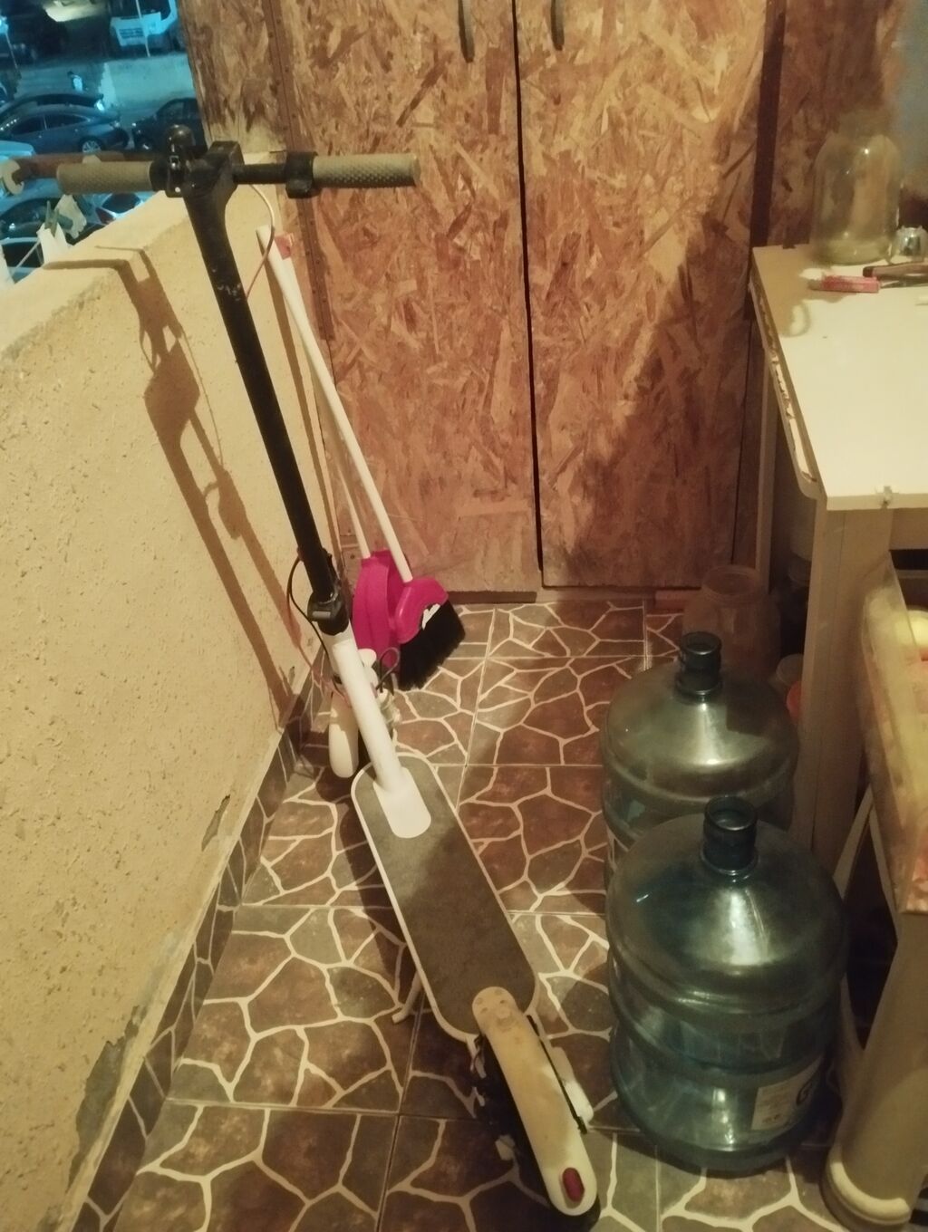 Elektrik skuter - Rəng: ağ-qara - Katarpilyar tipli sürüşməz ayaqaltı — Skuterlər, Xırdalan (3)