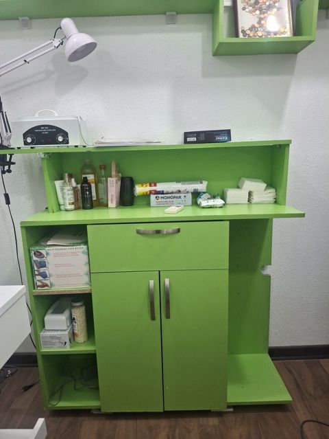 Salon üçün yaşıl rəngli iş stolu/şkaf - Material: laminat/LDSP tipli — Bakı
