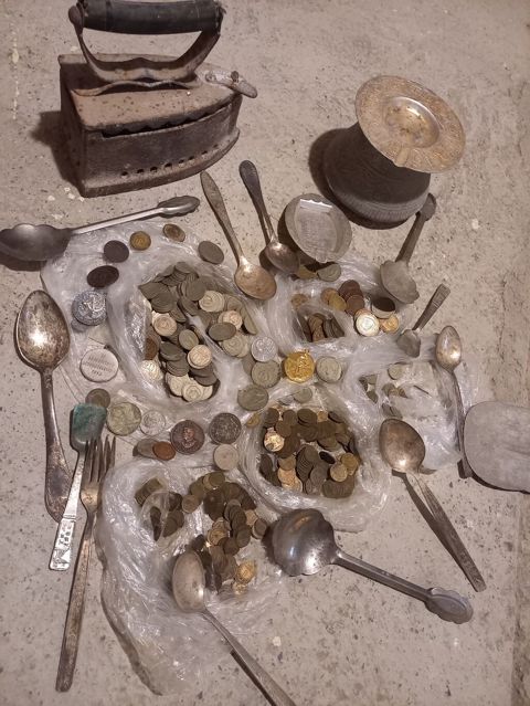 Kolleksiya üçün qarışıq antik əşyalar və numizmatika dəsti Tərkib — Saray