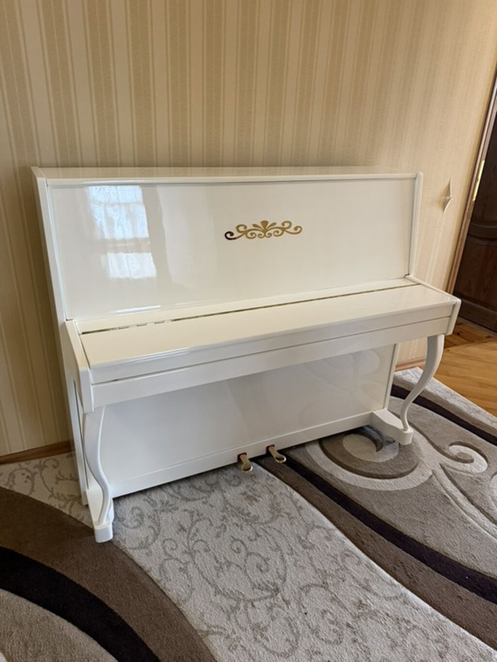 Ağ rəngli upright pianino – “Сюита” (Syuıta). - Korpus: parlaq — Pianino və digər klaviş alətləri, Digah (3)