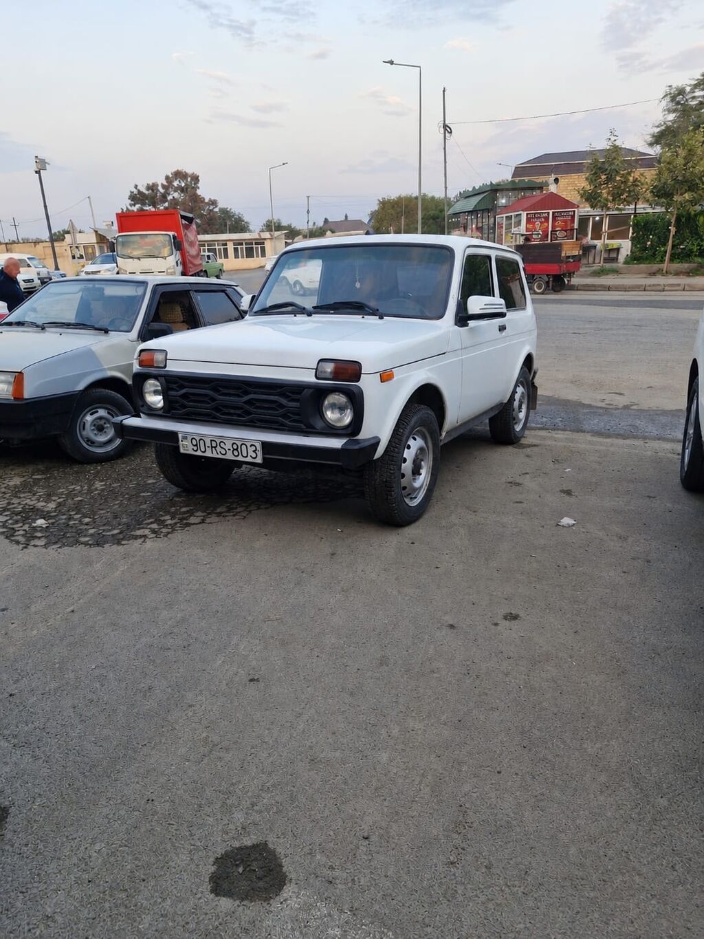 Lada Niva 3 qapı, ağ rəngli ofroud Xırda kosmetik işləri var 20-OR-530 — Avtomobillər, Gəncə (2)