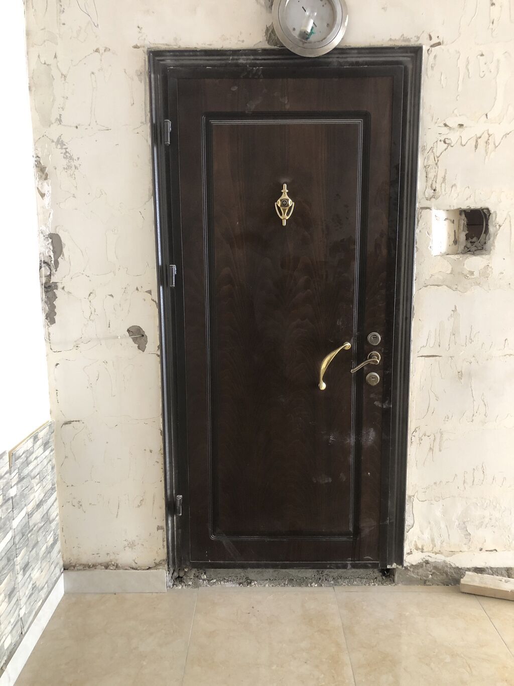 Dəmir qapı satılır bina evində giriş qapısı olub.Hal-hazırda sökülmüş — Pəncərələr, qapılar, balkonlar, Bakı (2)
