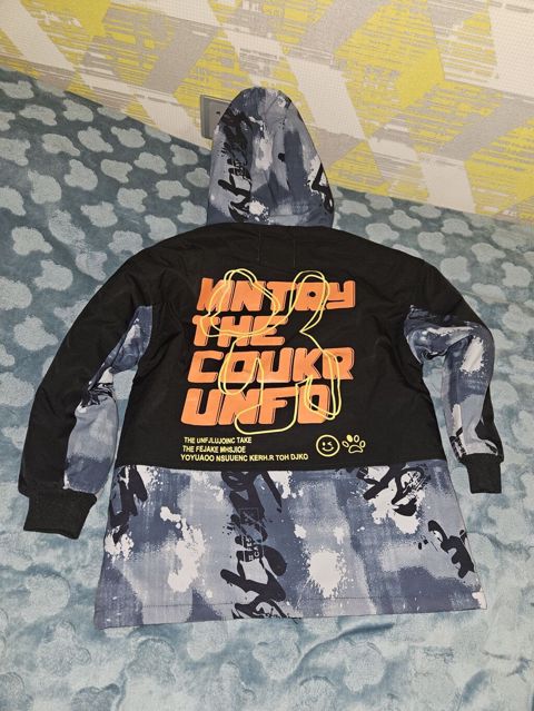 Kapüşonlu, fermuarlı streetwear üslubunda üst geyimi - Dizayn: Qara — Bakı