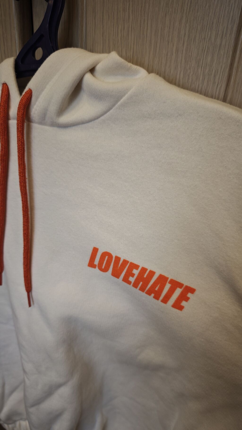 Ağ‑narıncı kapüşonlu svitşot - Dizayn: Ön hissədə “Lovehate” çapı — Hodie və sviter, Bakı (3)