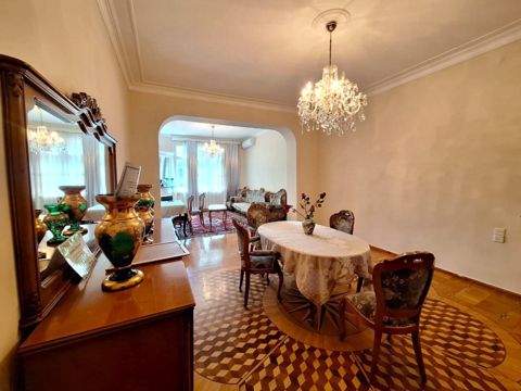 Satılır 4 otaqlı köhnə tikili 200 m² — Bakı