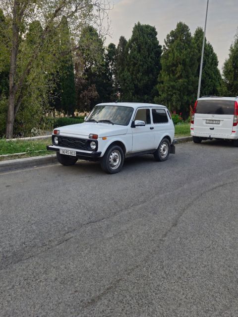 Lada Niva 3 qapı, ağ rəngli ofroud Xırda kosmetik işləri var — Gəncə