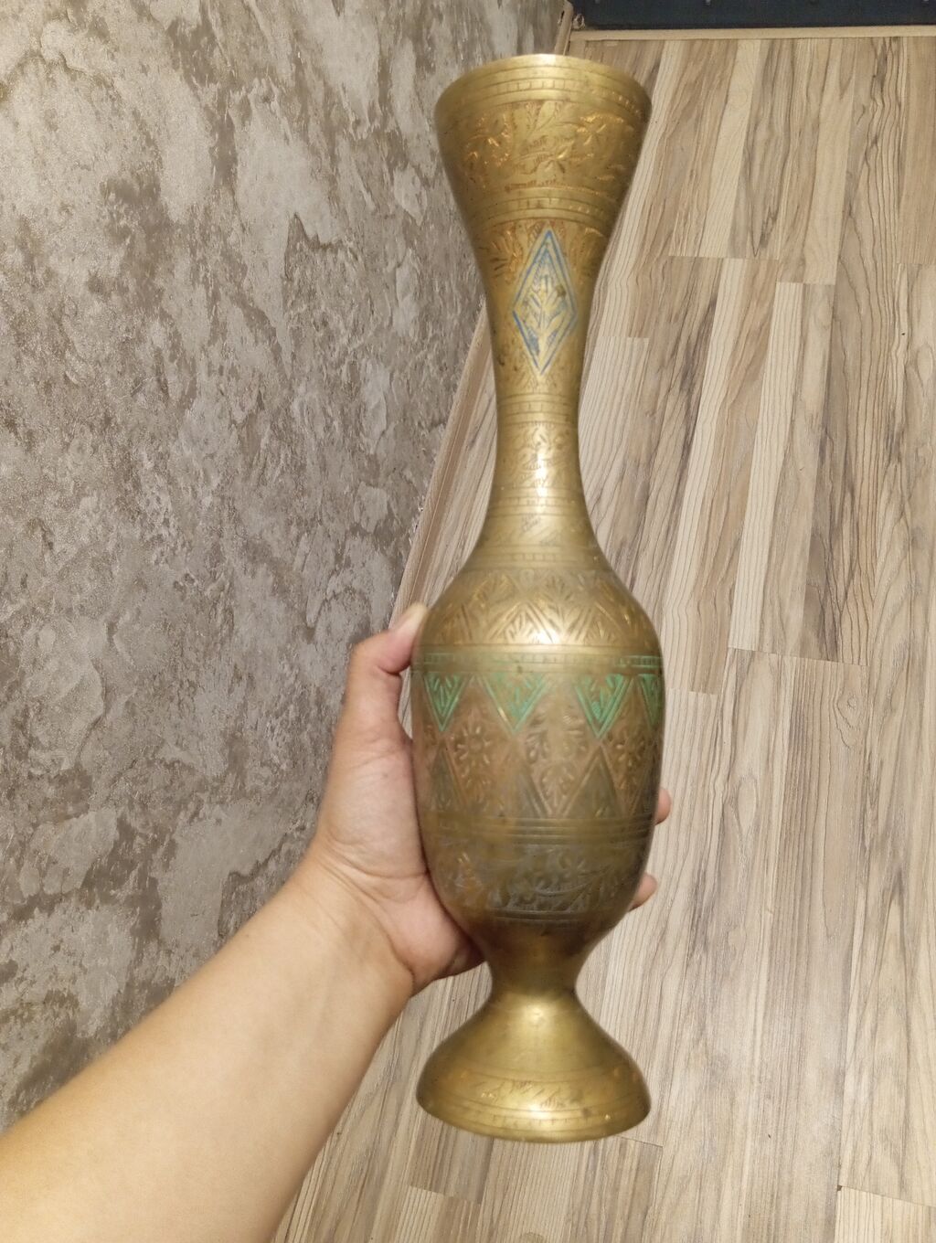 Bir vaza — Vaazalar, kreslolar, süni çiçəklər, Gəncə