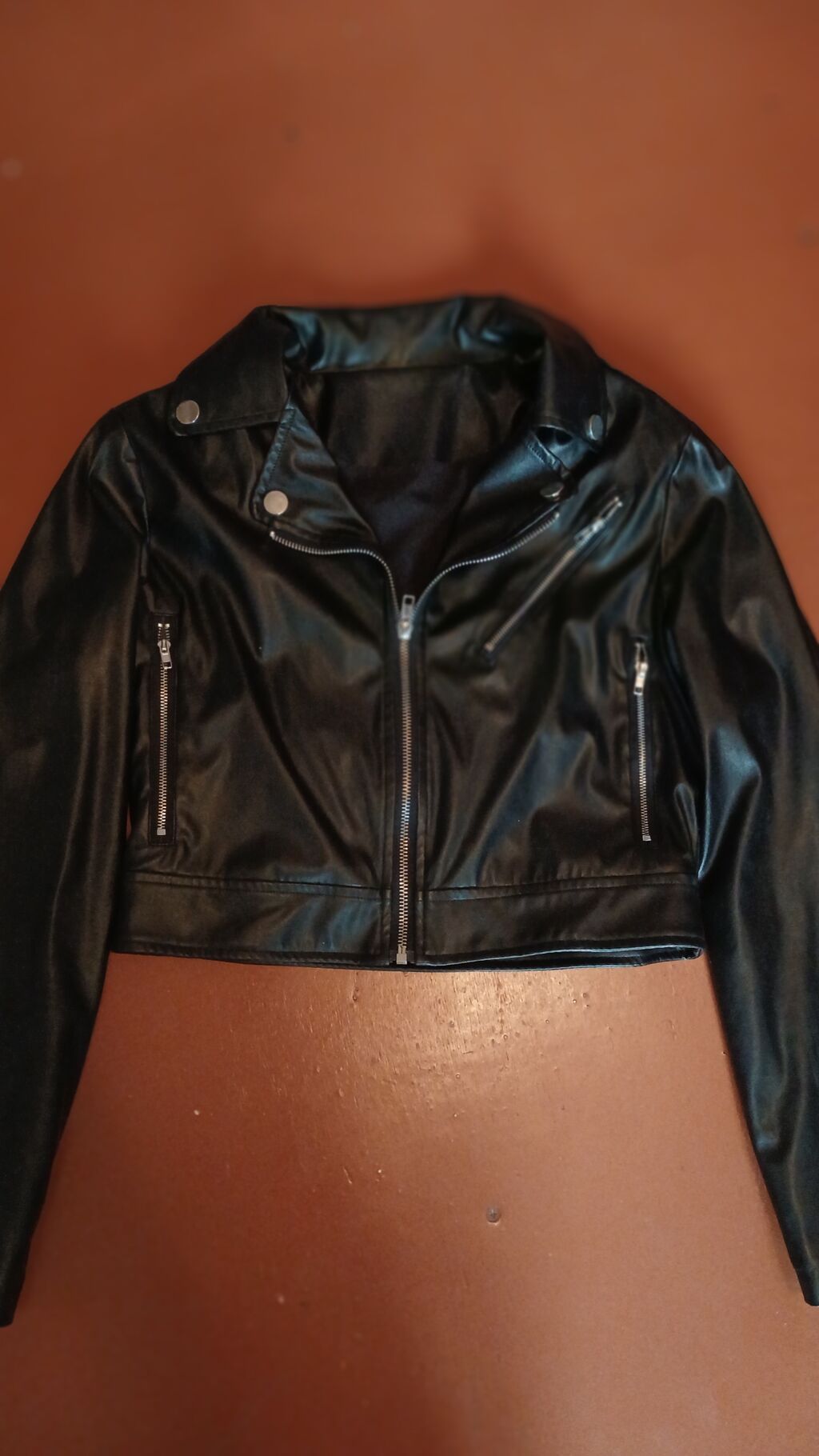 Qara dəri effektli qısa qadın gödəkçəsi - Model: biker stilində, qısa — Jaketlər, Bərdə (2)