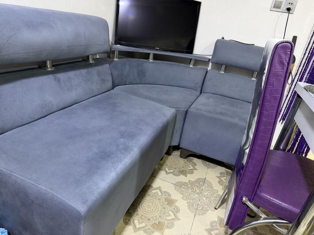 Künc divanı – yumşaq süet tipli boz parça, metal detallar ilə — Divanlər, Masazır (2)