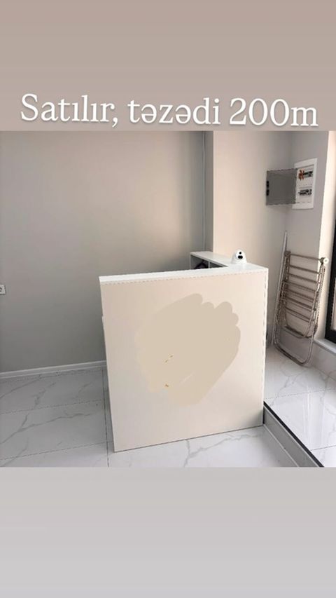 Ağ rəngli resepsiyon/qarşılama stolu - Minimalist dizayn, parlaq ağ — Digah