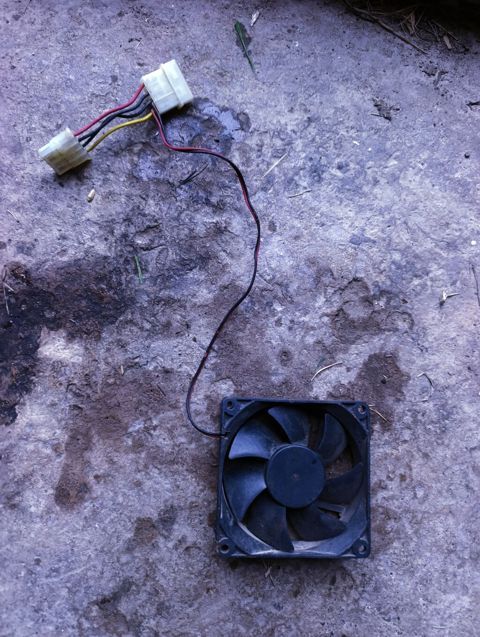 PC korpus ventilyatoru + Molex adapter - Ölçü: təxmini 80 mm kvadrat — Saatlı