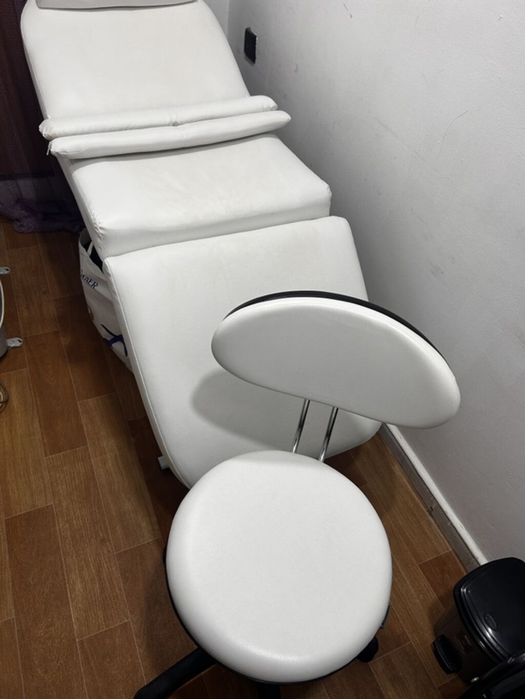 Ağ rəngli kosmetoloji çarpayı və ustaya uyğun oturacaq - Peşəkar — Kreslo, Bakı