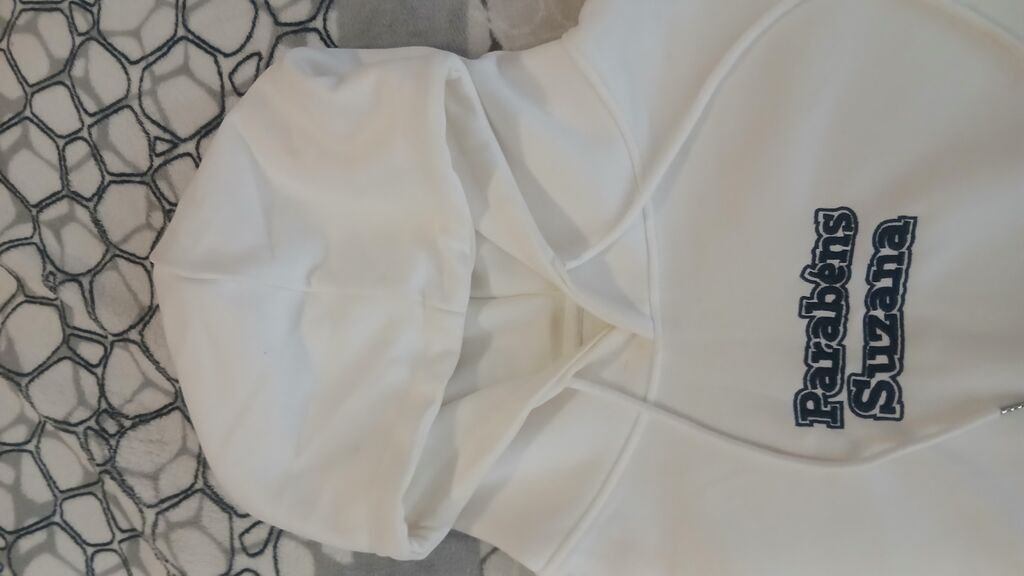 Ag rengli sweater 1-2 defe geyinilib xosuma gelmir deye satiram — Hodie və sviter, Bakı (3)