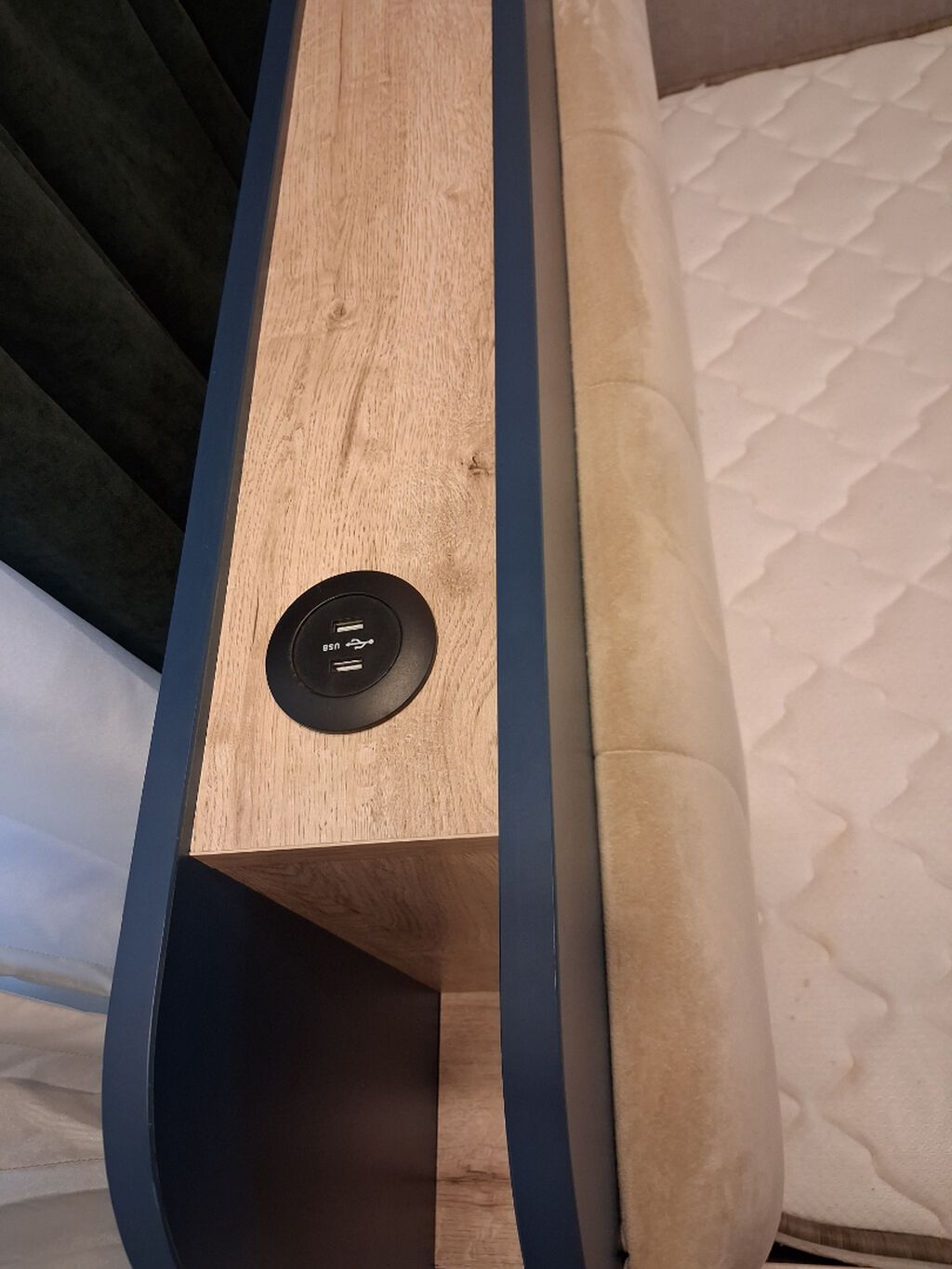 Çarpayı, original ortopedik döşək ilə, usb yeri ilə, çox az istifadə — Yataqlar, Bakı (3)