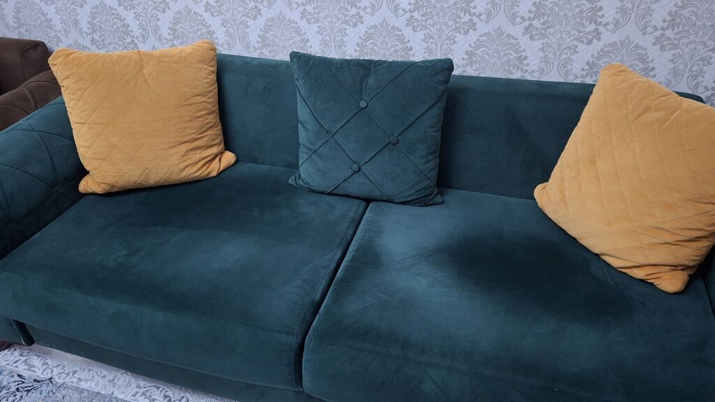 Yaşıl məxməri divan – klassik dizayn, dekorativ tikişli qolluqlar — Divanlər, Bakı