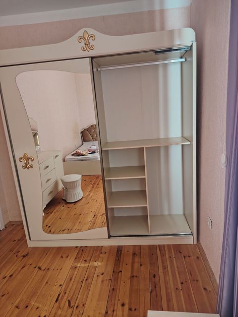 Güzgülü sürgülü qarderob - Rəng: krem/imber, bəzəklərdə qızılı — Sumqayıt