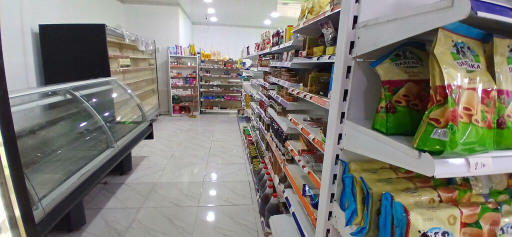 Universam tipli ərzaq və məişət malları mağazası Məhsul çeşidi — Vitrini, Bakı (7)