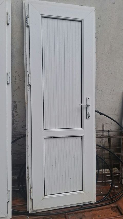 2ədəd qapi.olculəri eni-0,7,hündürü 2metrAğ rəngdə plastik (PVC) — Bakı