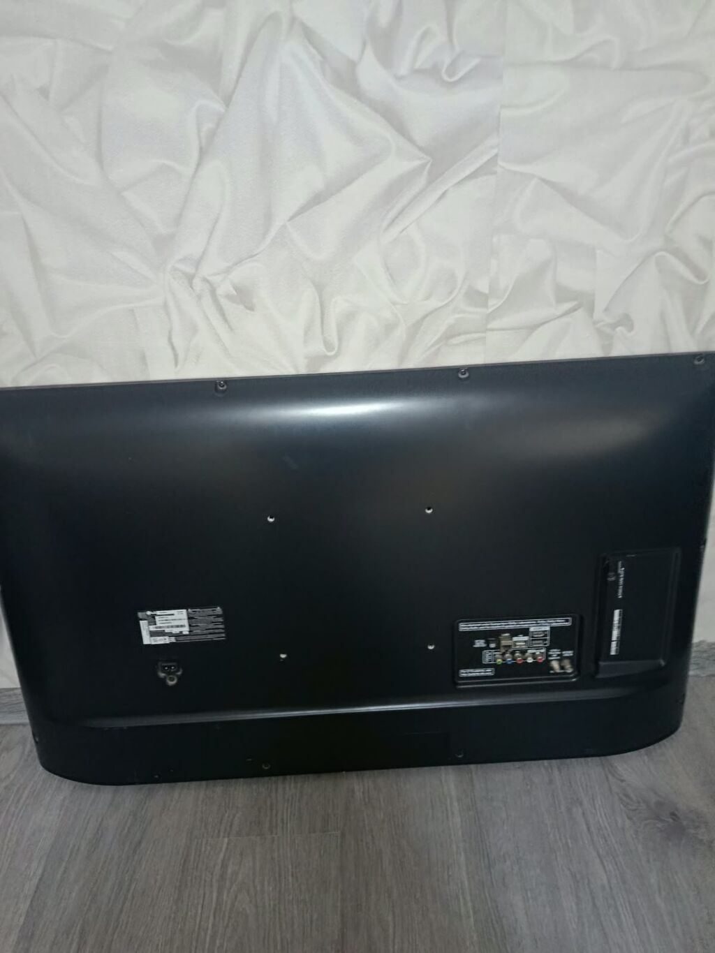 LG LED televizor, təxminən 42–47 düym ekran ölçüsü. Nazik gümüş — Televizorlar, Sumqayıt (3)