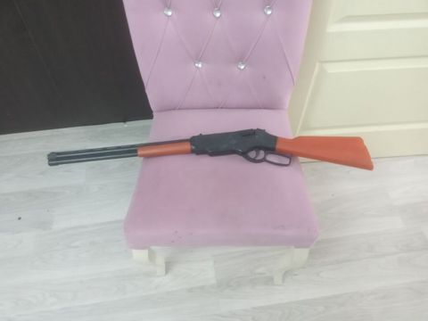 Uşaq üçün oyuncaqlı şerif tərzli karabin yanda ki düyməyə basanda — Xırdalan