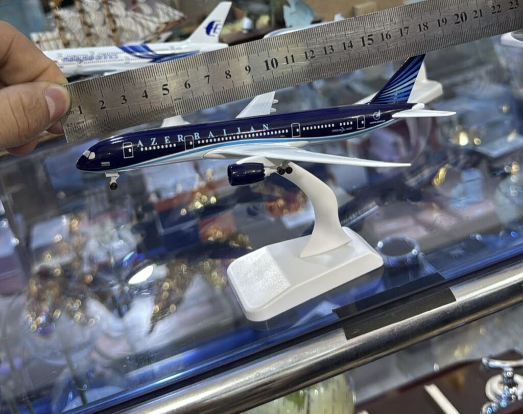 Azerbaijan Airlines (Azal) sərnişin təyyarəsinin maketi 28 sm 100 AZN — Oyuncaq nəqliyyatı, Bakı (2)