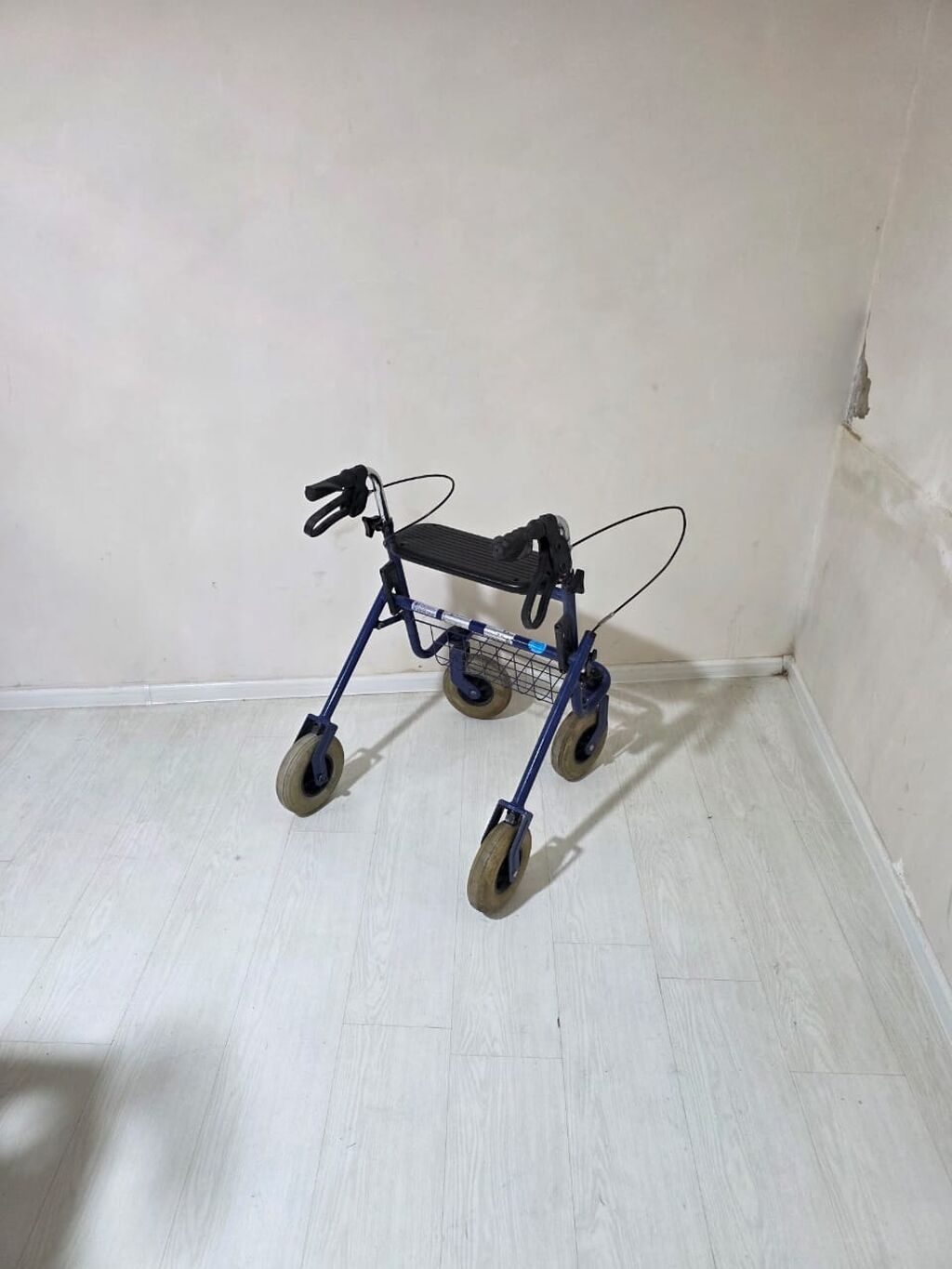 Dörd təkərli gəzinti köməkçisi (rollator) - Rəng: tünd mavi metal — Kürəklər və yürüyüş aparatları, Bakı