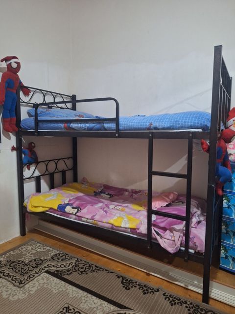Metaldan iki mərtəbəli çarpayı satılır. - Material: möhkəm metal — Sumqayıt