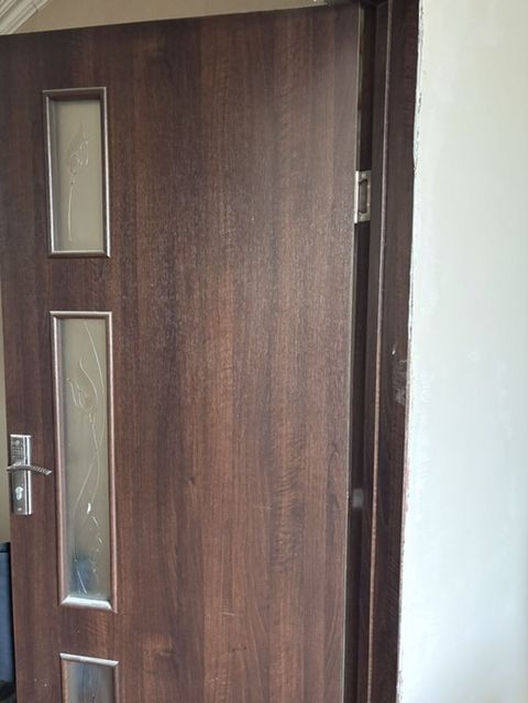 Mebel qapısı – tünd qəhvəyi, şaquli şüşə panellərlə - Material: taxta — Digah