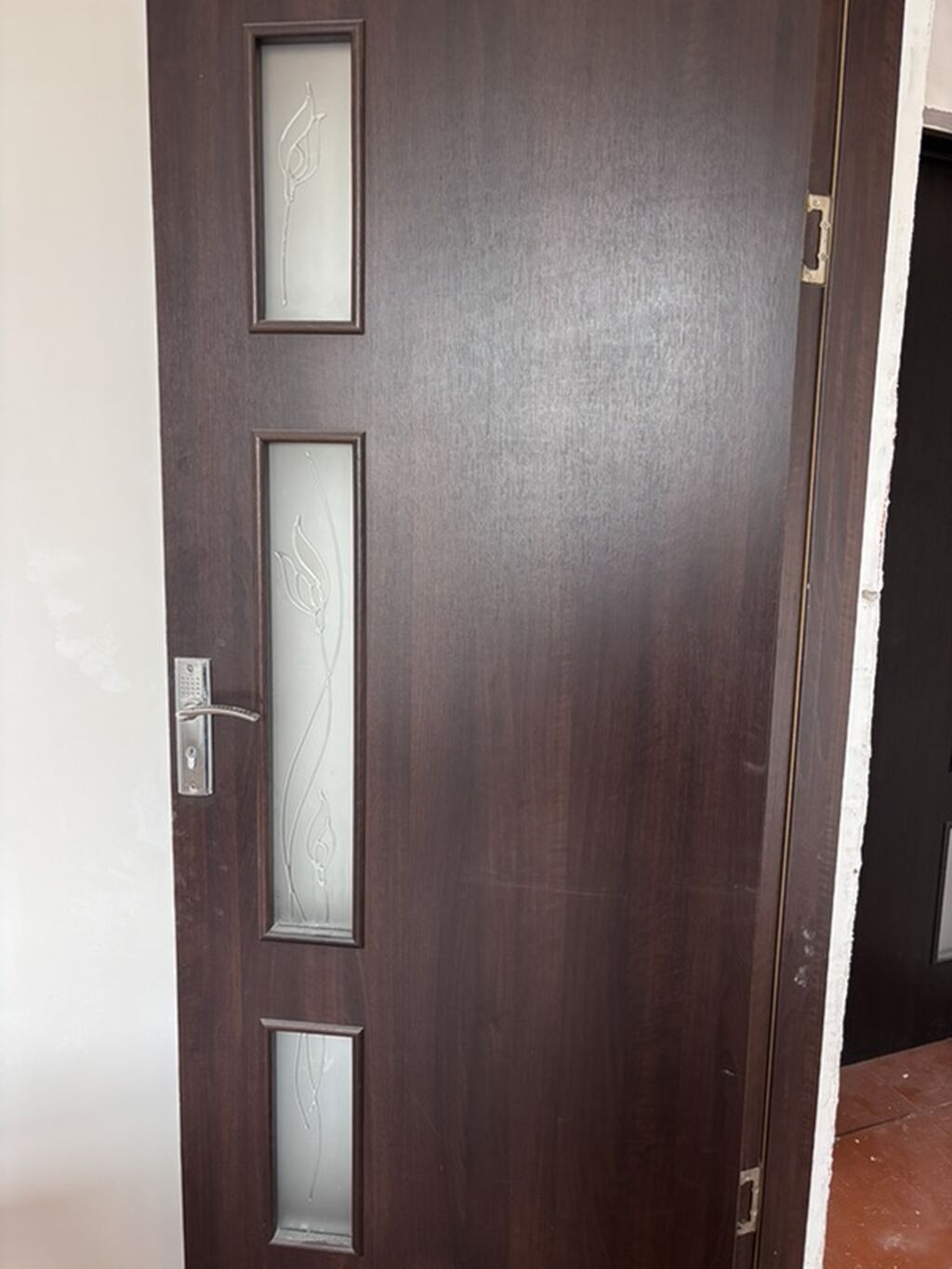Mebel qapısı – tünd qəhvəyi, şaquli şüşə panellərlə - Material: taxta — Pəncərələr, qapılar, balkonlar, Digah (3)