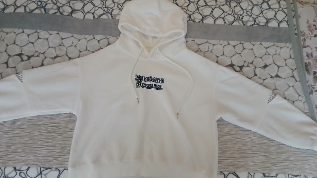 Ag rengli sweater 1-2 defe geyinilib xosuma gelmir deye satiram — Hodie və sviter, Bakı (5)