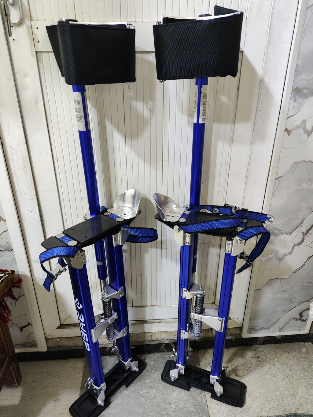 Zubr markalı alçıpan ustası üçün tənzimlənən rəqqas tirlər (stilts) — Nərdivanlar, Bakı (2)