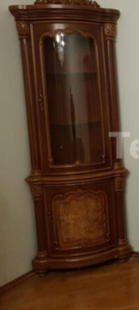 Künc vitrin şkafı – klassik üslub - Material: təbii ağac (qoz — Sumqayıt