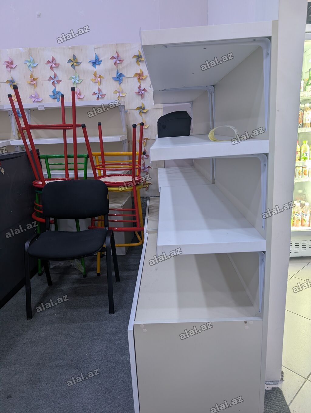 Mağaza vitrin riiç sistemi – divara bərkidilən rəflər və alt hissədə — Biznes və avadanlıq, Bakı (2)